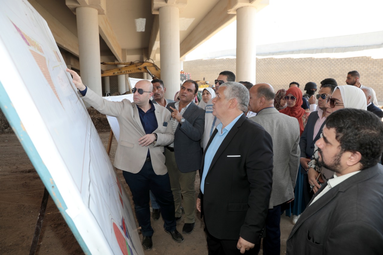 محافظ بني سويف يتفقد أعمال البدء في تنفيذ مشروع موقفين على مساحة 25 ألف متر مسطح أسفل عدلي منصور  (4)