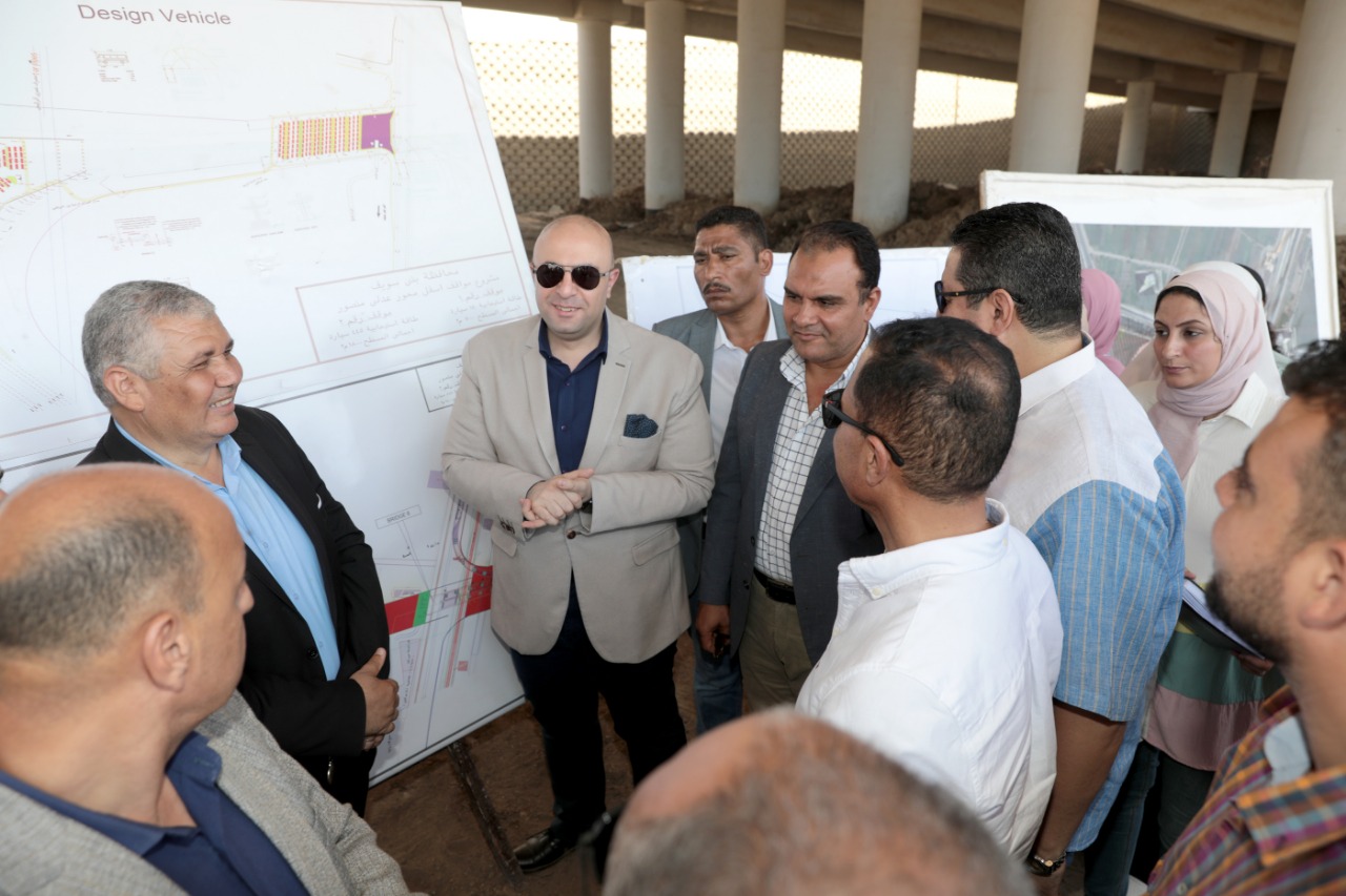 محافظ بني سويف يتفقد أعمال البدء في تنفيذ مشروع موقفين على مساحة 25 ألف متر مسطح أسفل عدلي منصور  (1)