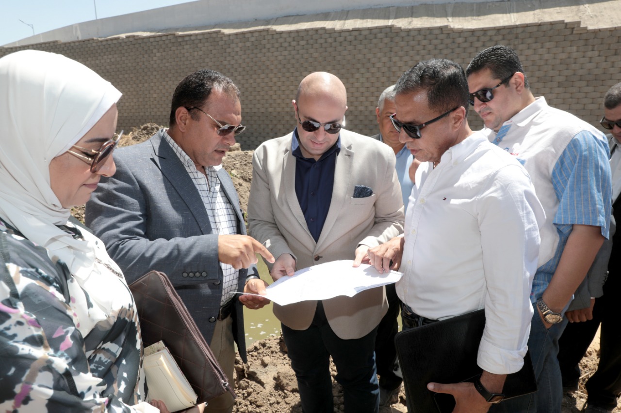 محافظ بني سويف يتفقد أعمال البدء في تنفيذ مشروع موقفين على مساحة 25 ألف متر مسطح أسفل عدلي منصور  (6)