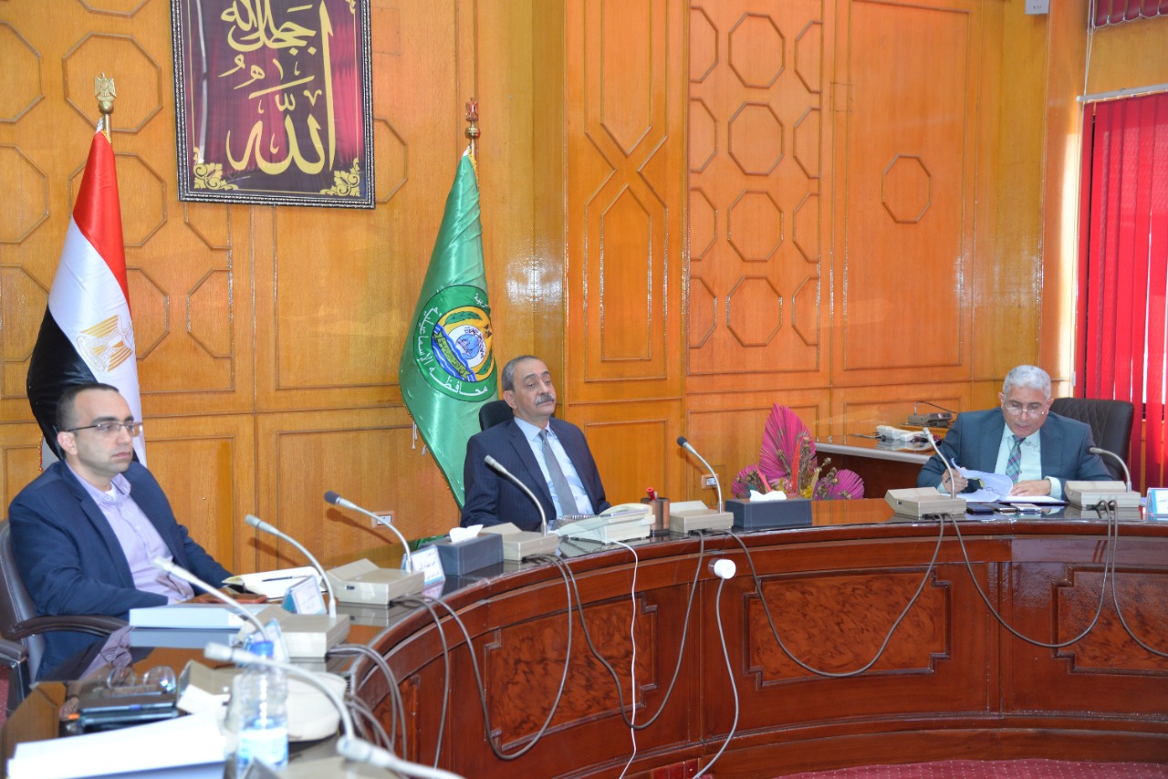 جانب من اجتماع المجلس التنفيذي برئاسة محافظ الإسماعيلية (5)