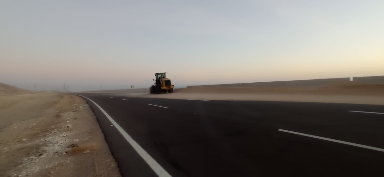 تطهير الطريق الدولى أمام مدينة ابورديس من الرمال