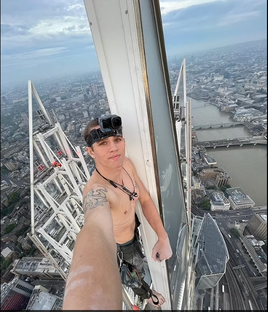 الشاب يلتقط صورة سيلفى أعلى البرج البريطانى