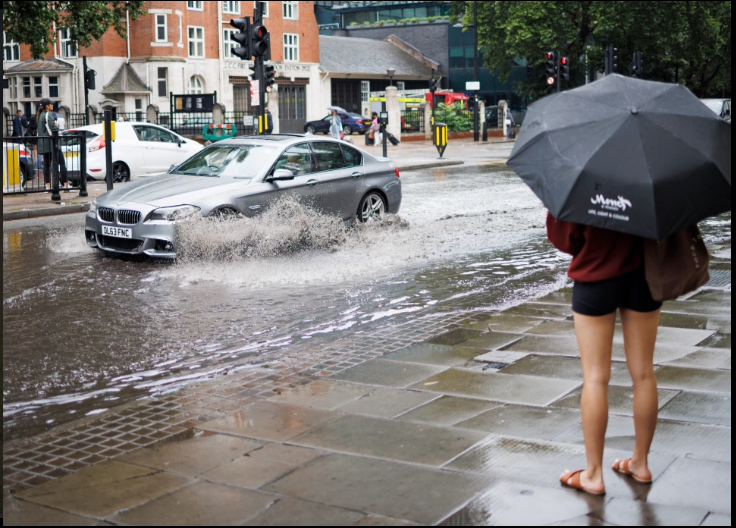 الامطار في شوارع المملكة المتحدة