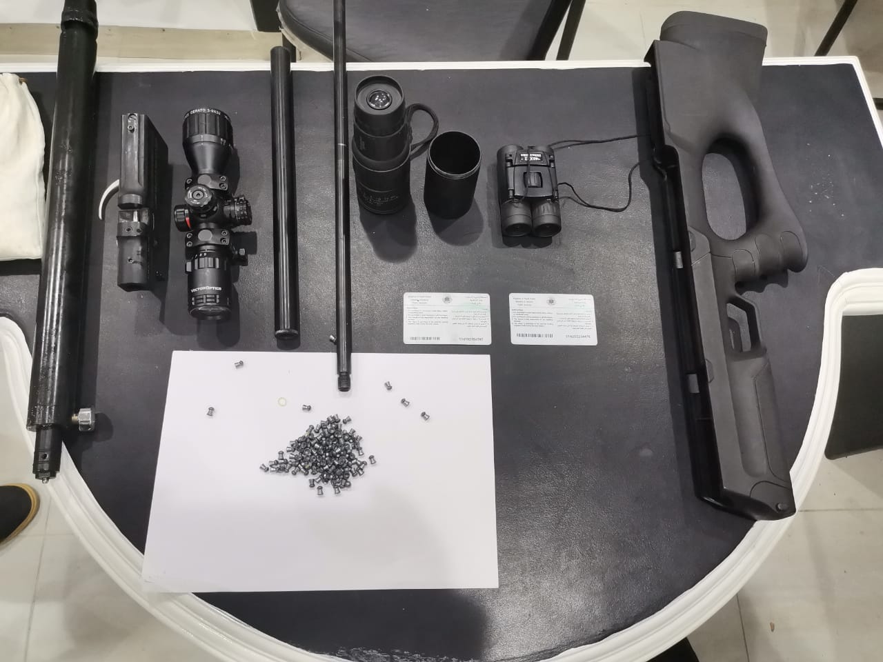 بندقية خرطوش مفككة وتلسكوب و2 منظار وكمية من الطلقات