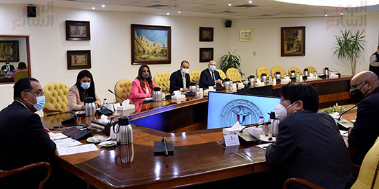 رئيس الوزراء يلتقي أعضاء من وفد البنك الدولي (5)