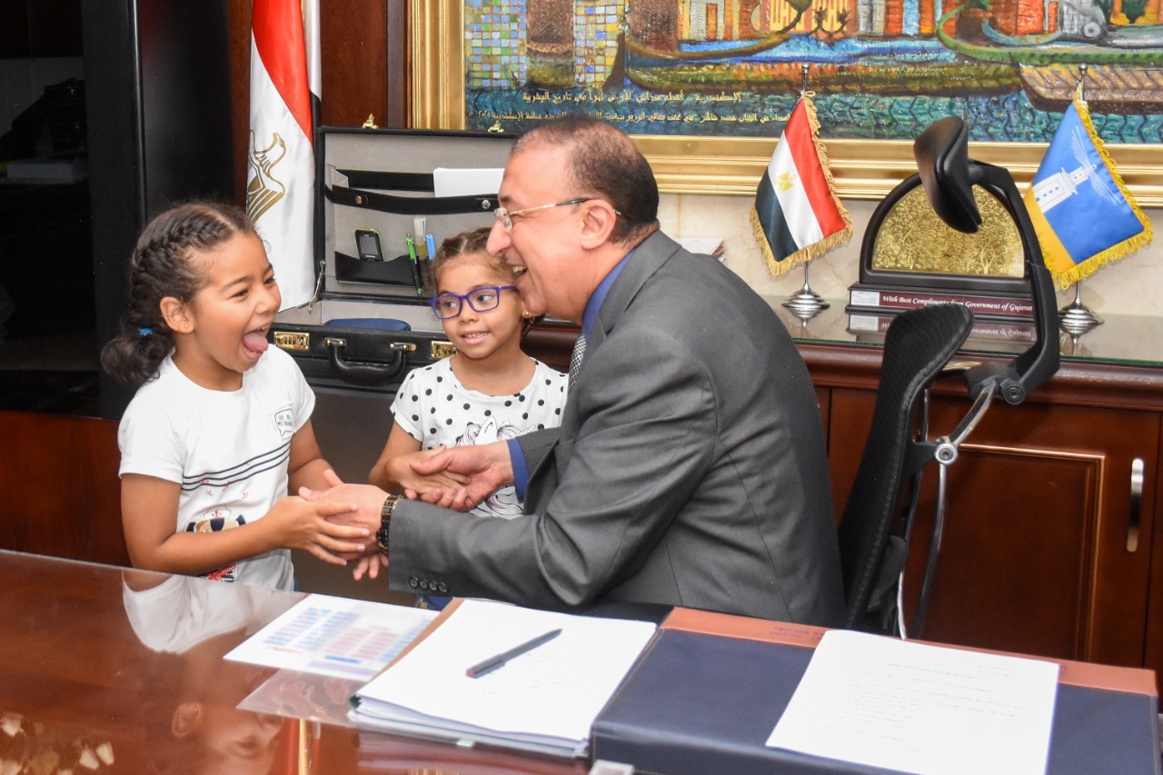 محافظ الإسكندرية يستقبل أطفال حريق شقة العجمي (3)