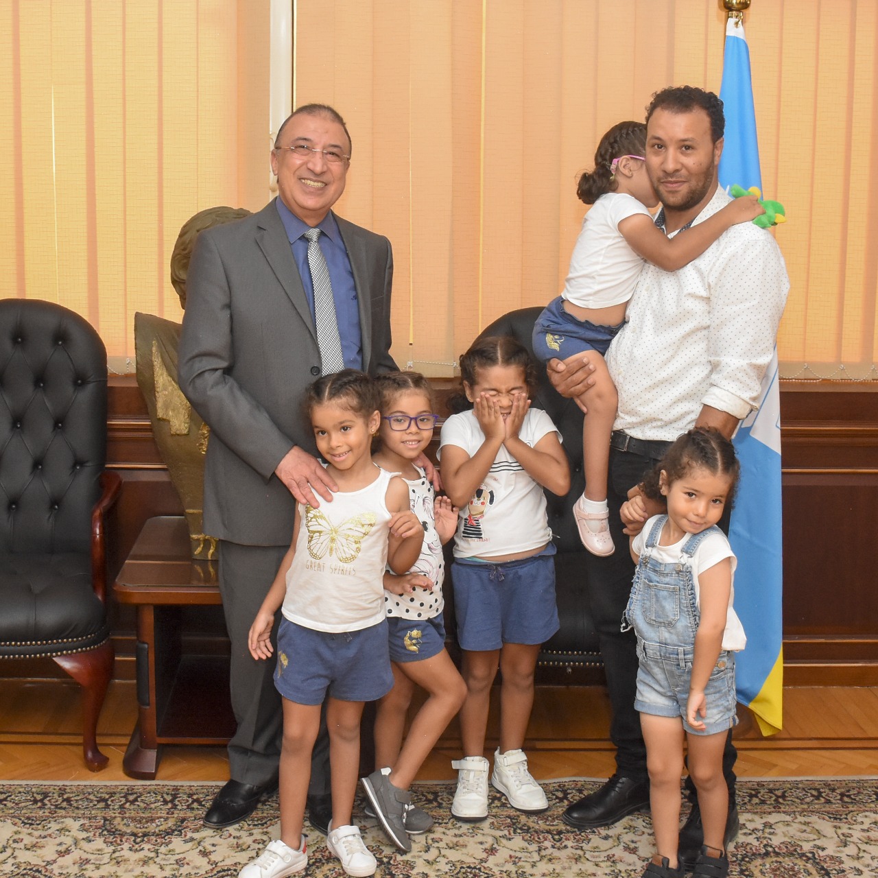 محافظ الإسكندرية يستقبل أطفال حريق شقة العجمي (2)