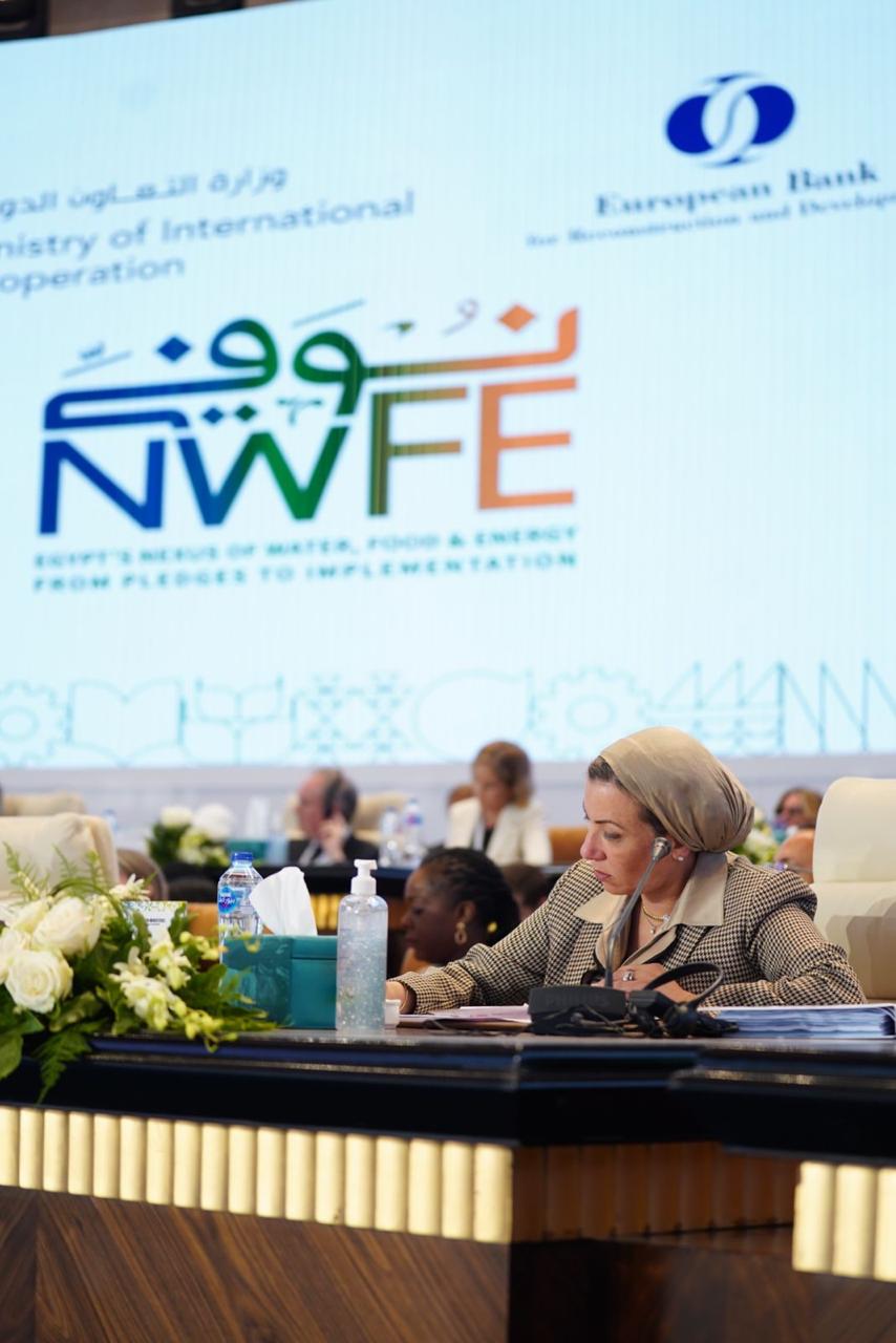 وزيرة البيئة تشارك فى إجتماع المائدة المستديرة على هامش النسخة الثانية من منتدى مصر للتعاون الدولي (4)