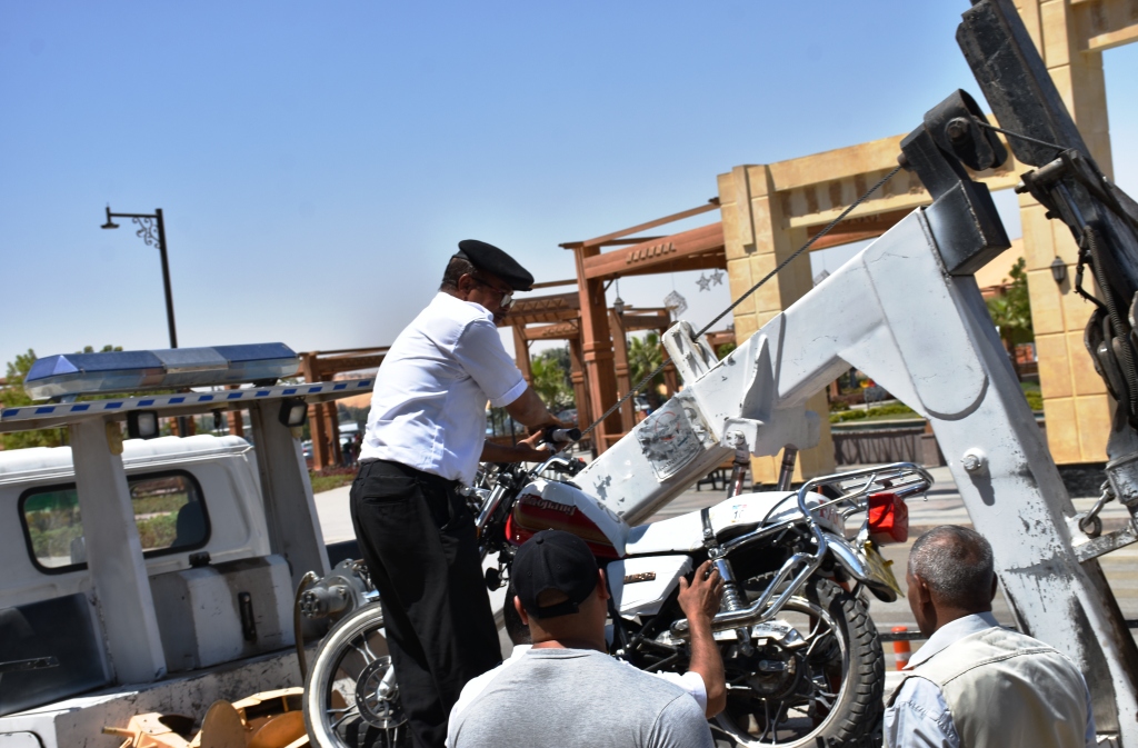 محافظ أسوان يوجه بمصادرة دراجة نارية مسرعة ومزعجة فى شوارع المدينة (2)