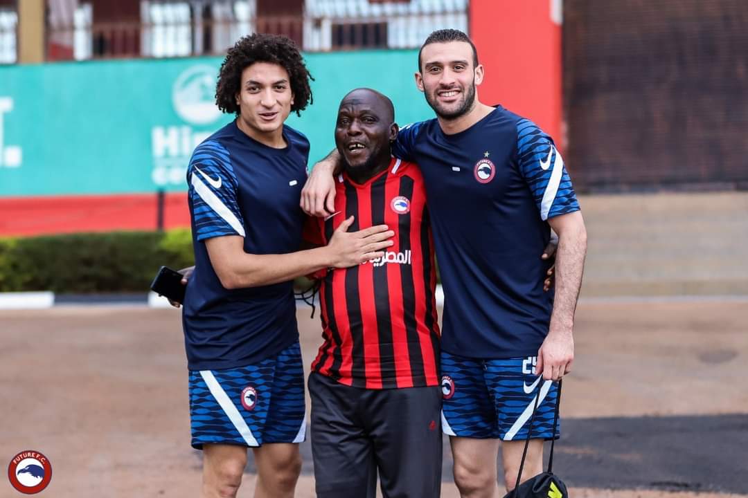المشجع الاوغندي مع عمر كمال واحمد عاطف
