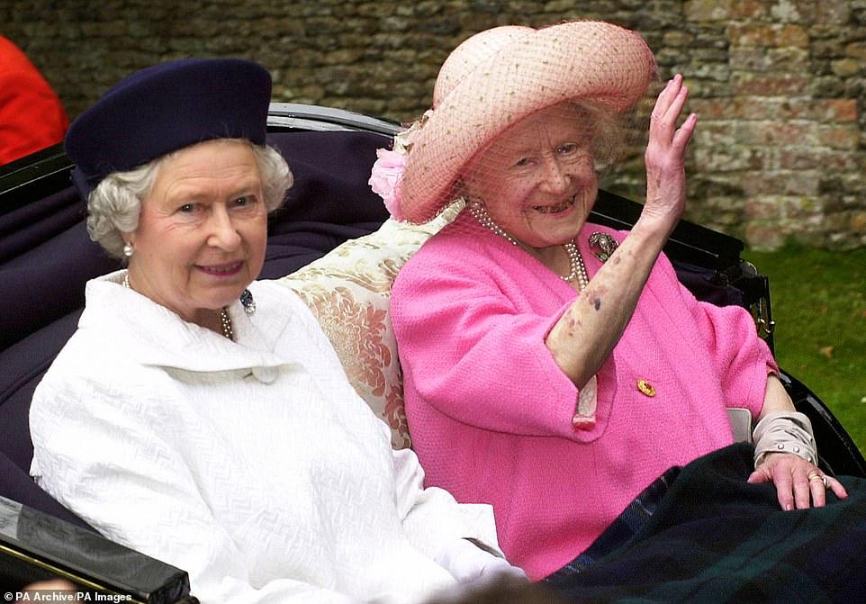 الملكة والملكة الأم تغادران الكنيسة بعربة تجرها الخيول في منطقة ساندرينجهام نورفولك في 23 يوليو 2000 كانت الملكة قريبة من والدتها  التي أسمتها مومياء
