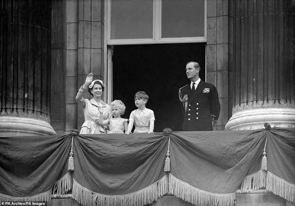 في 15 مايو 1954 ، تم تصوير الملكة ودوق إدنبرة مع الأمير تشارلز والأميرة آن على شرفة قصر باكنغهام بعد عودتهما من جولة الكومنولث.