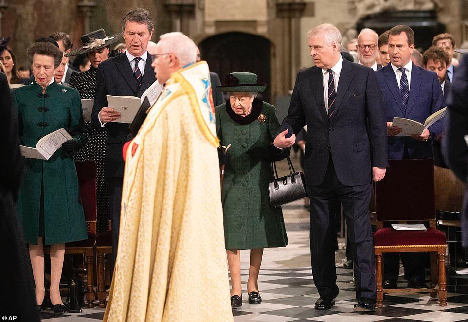 ساعد ابنها الأمير أندرو الملكة أثناء مراسم إحياء ذكرى الأمير فيليب في وستمنستر أبي في مارس.