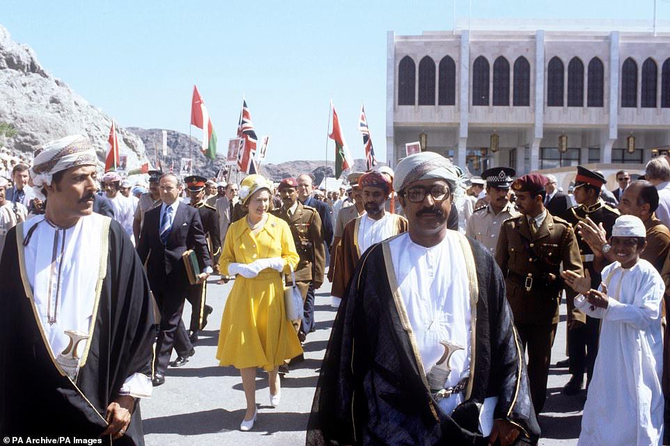 تم تصوير الملكة إليزابيث الثانية في زي أصفر لامع أثناء جولة في مسقط أثناء زيارة عمان في 2 مارس 1979