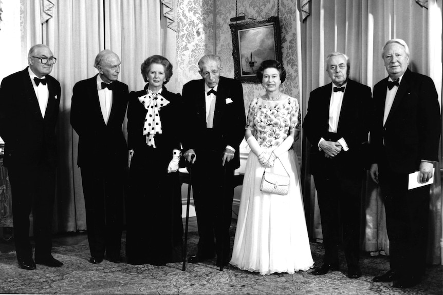 الملكة إليزابيث ورئيس الحكومة البريطانية السابق هارولد ماكميلان