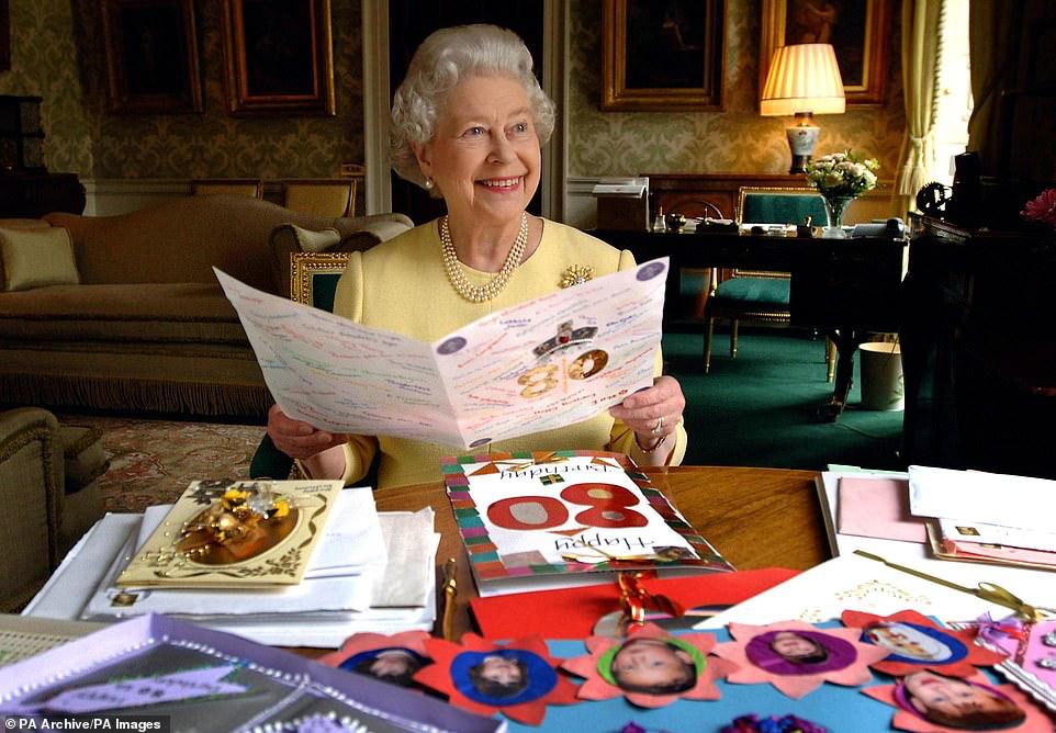 الملكة إليزابيث الثانية جالسة في غرفة ريجنسي بقصر باكنجهام في لندن في 20 أبريل 2006 ، تنظر في بعض البطاقات التي تم إرسالها إليها بمناسبة عيد ميلادها الثما
