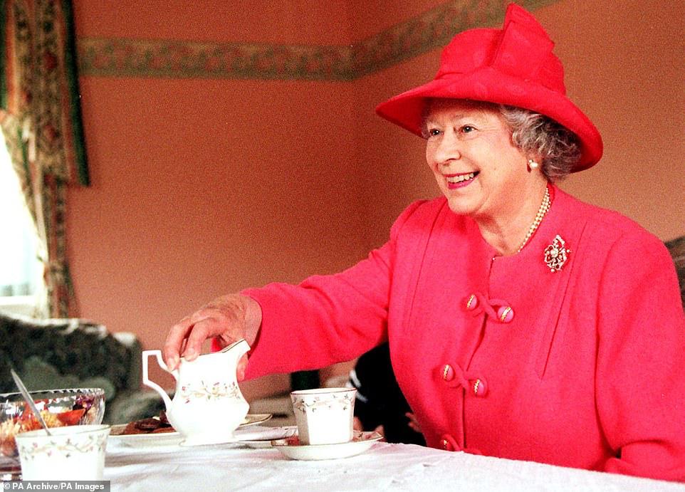 انضمت الملكة إلى السيدة سوزان ماكارون لتناول الشاي في منزلها في منطقة Castlemilk في غلاسكو في 7 يوليو 1999  حيث جربت العائلة المالكة نهجًا غير رسمي أكثر