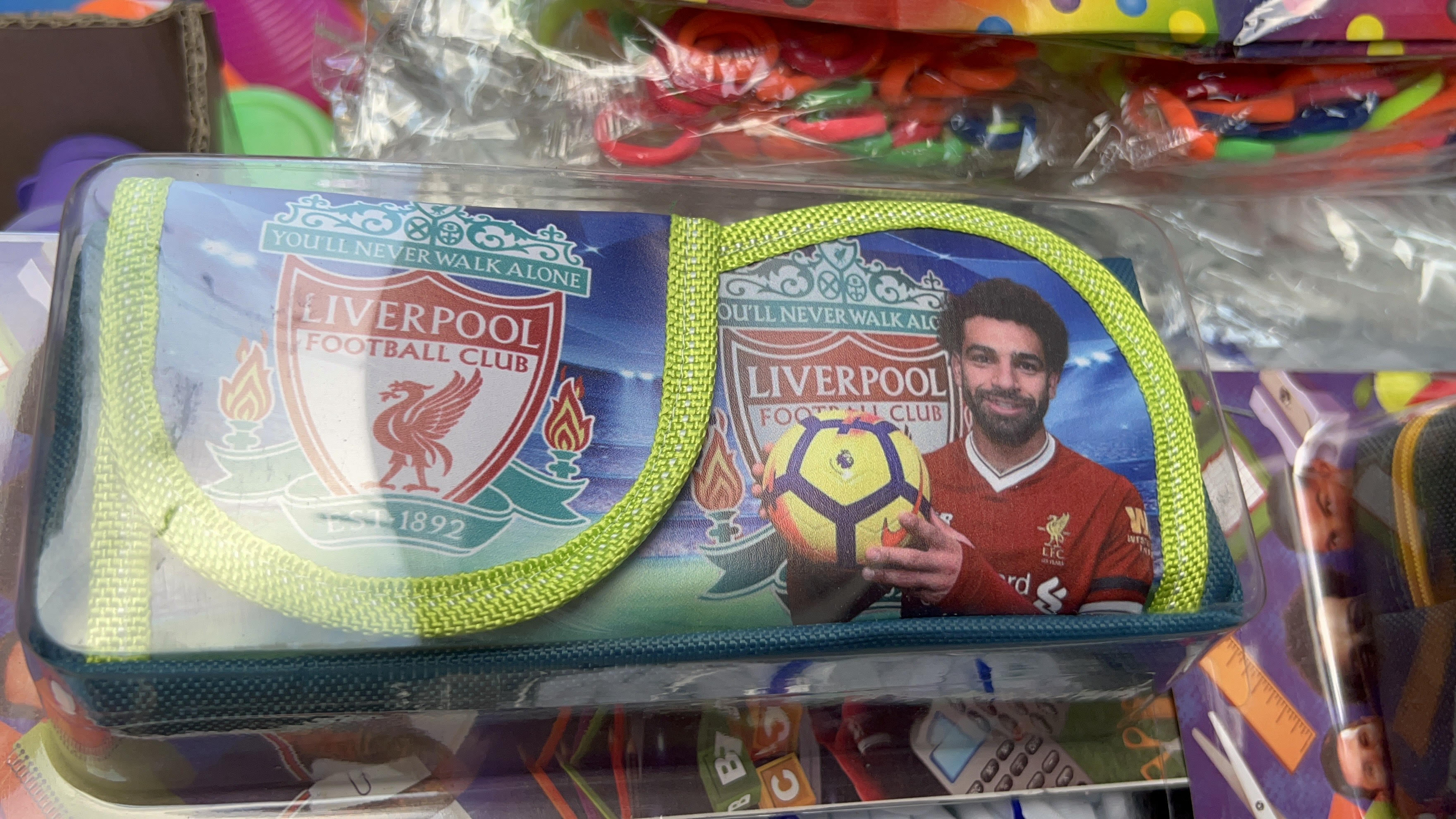  الإقبال على شراء الأدوات المدرسية بصورة محمد صلاح (3)