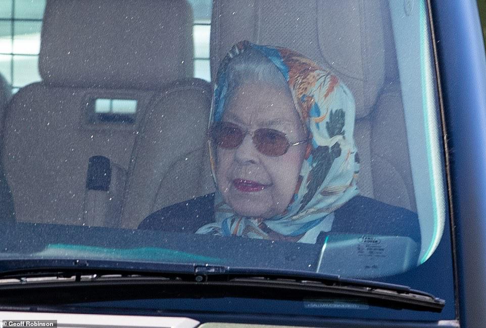 تم تصوير الملكة في اليوم التالي لعيد ميلادها الـ 96 ، والذي احتفلت به في ساندرينجهام في 21 أبريل. كان يقودها جون وارن ، مدير سباقات الملكة.