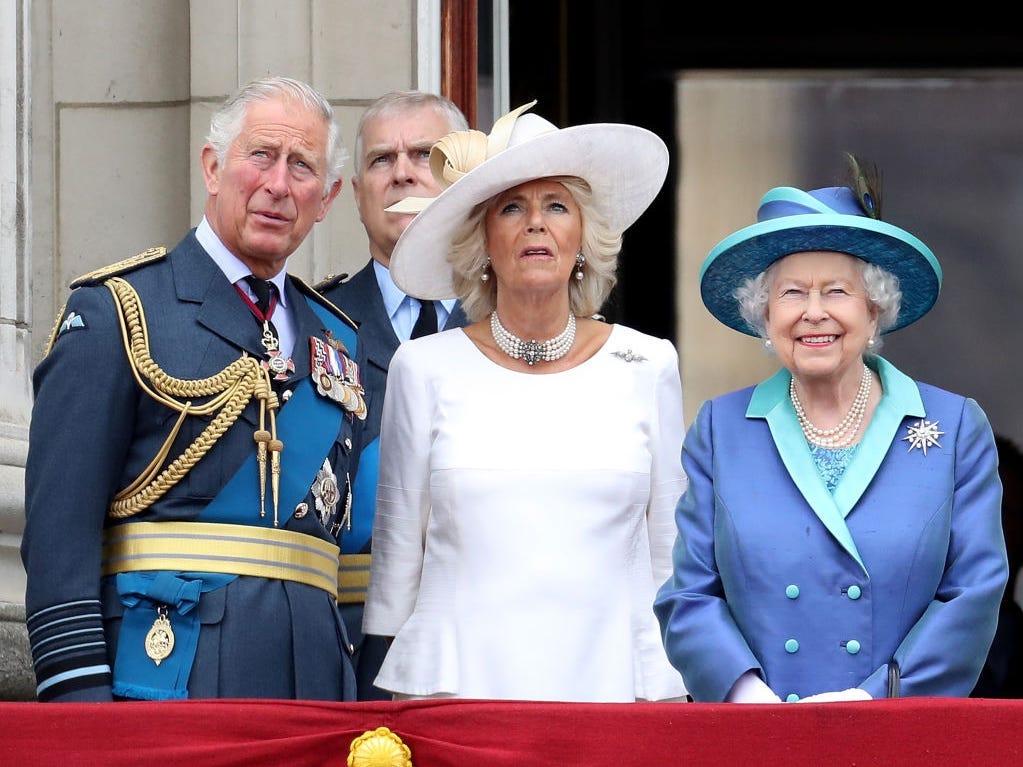 الملكة إليزابيث وابنها تشارلز وزوجته