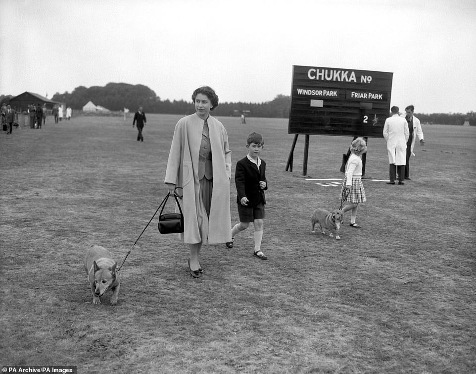 في 2 مايو 1956 ، زارت الملكة وندسور جريت بارك مع الأمير تشارلز لمشاهدة دوق إدنبرة وهو يلعب لعبة البولو.