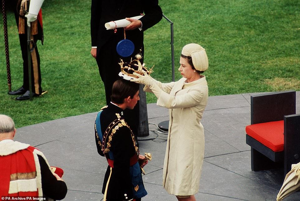 استثمرت الملكة إليزابيث الثانية رسميًا ابنها الأمير تشارلز مع تاج أمير ويلز خلال حفل تنصيب في قلعة كارنارفون في الأول من يوليو عام 1969. وقد حصل بالفعل عل