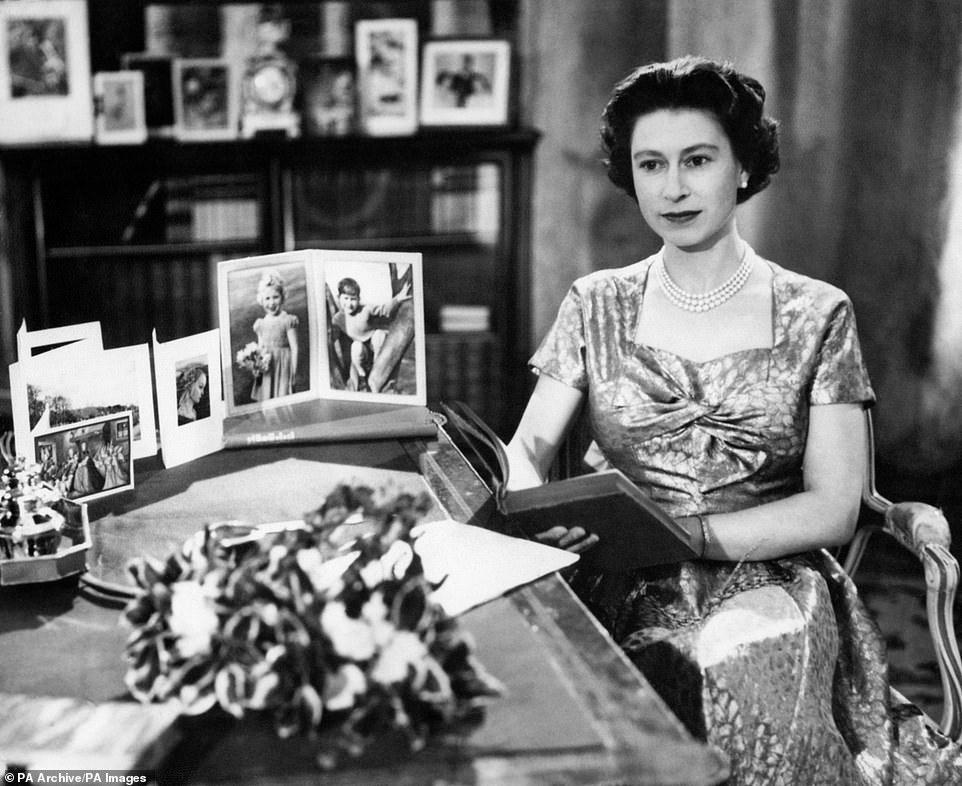 1957 - في التلفاز الملكة إليزابيث الثانية ، في المكتبة الطويلة في ساندرينجهام ، بعد بث أول يوم عيد ميلاد متلفز للأمة في عام 1957.