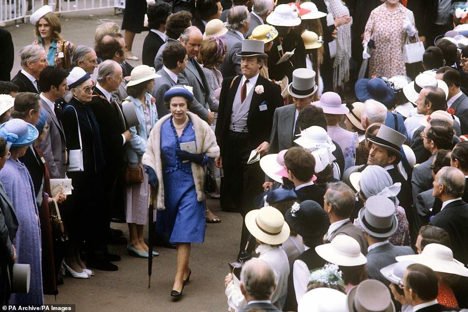 الملكة تمشي بين الحشود في اجتماع سباق Royal Ascot في 1 يونيو 1981.