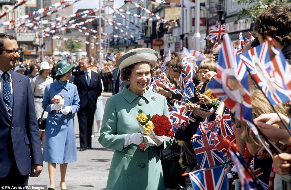 الملكة في جولة في بورتسموث خلال جولتها في اليوبيل الفضي لبريطانيا في 29 يونيو 1977. احتفلت بمرور 25 عامًا على العرش بجولة مزدحمة في المملكة المتحدة ، وزار