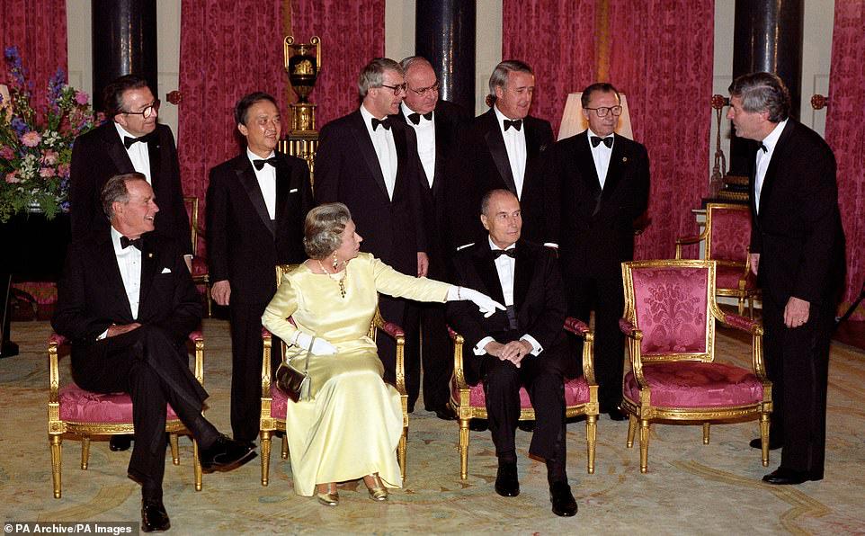 تاريخ 16 يوليو 1991 ، شوهدت الملكة وهي تشير بإصبعها إلى رود لوبرز ، رئيس وزراء هولندا آنذاك ، للجلوس على كرسي فارغ حيث اجتمع قادة دول قمة مجموعة السبع في