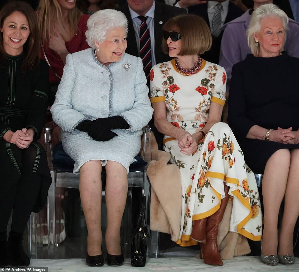الملكة مع ملكة الموضة آنا وينتور في أسبوع الموضة بلندن في 20 فبراير 2018