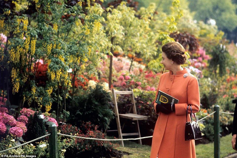 الملكة أثناء زيارتها لمعرض تشيلسي للزهور في لندن في 24 مايو 1971 ، وهو حدث أساسي في التقويم الملكي. عادة ما تحضر الملكة كل عام ، وقد حصل الأمير تشارلز ، و