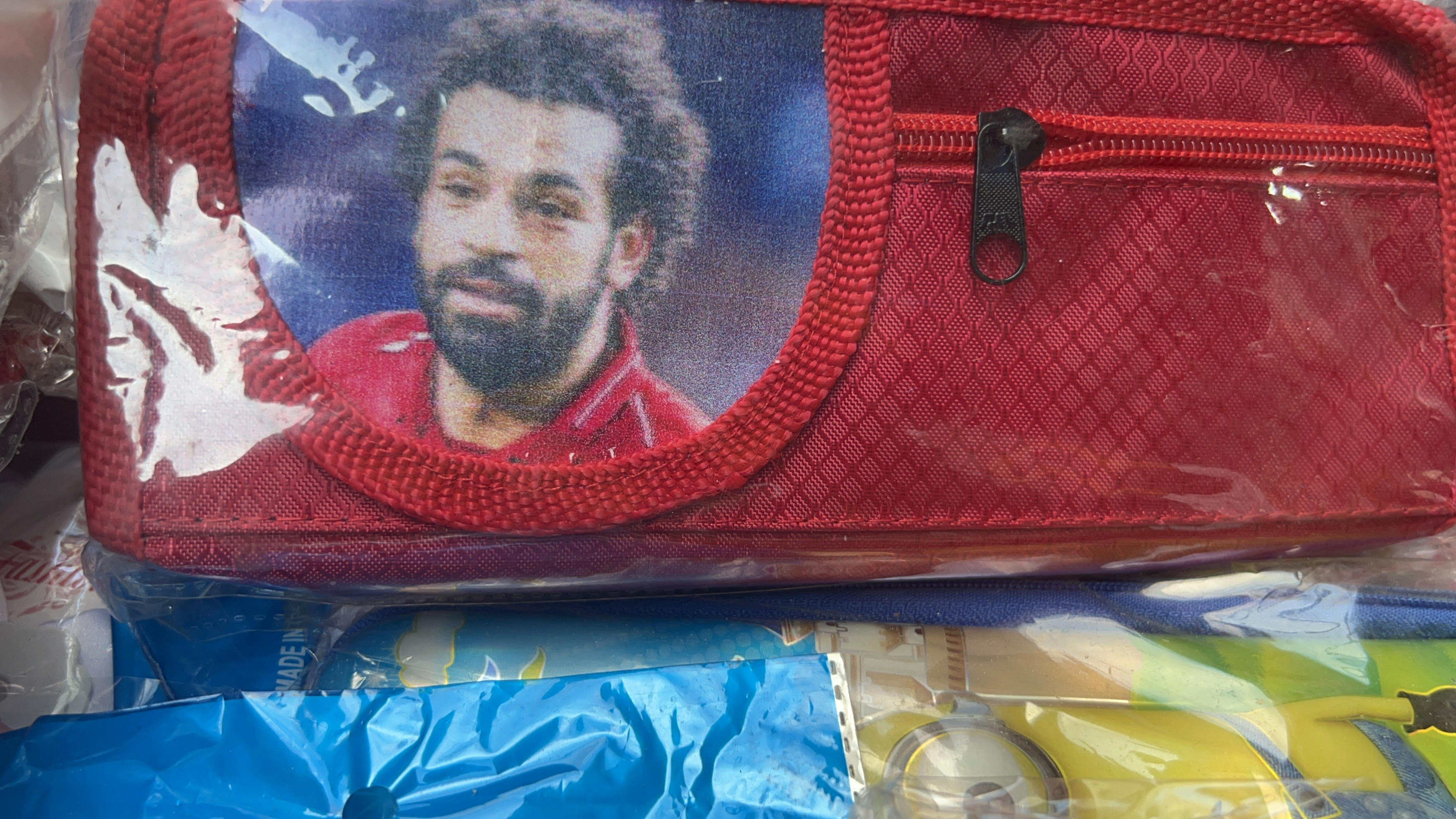  الإقبال على شراء الأدوات المدرسية بصورة محمد صلاح (1)