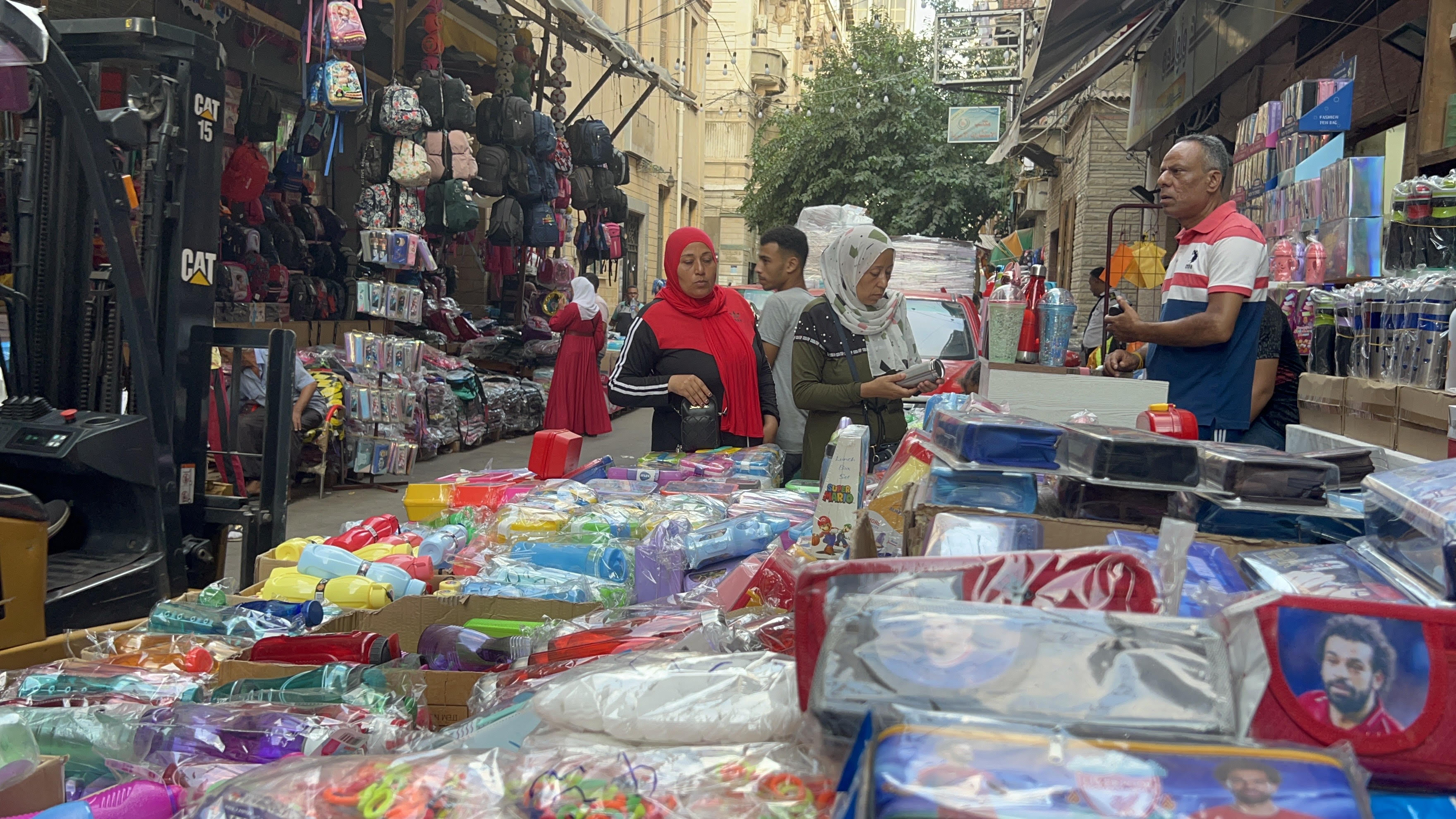  الإقبال على شراء الأدوات المدرسية بصورة محمد صلاح (2)