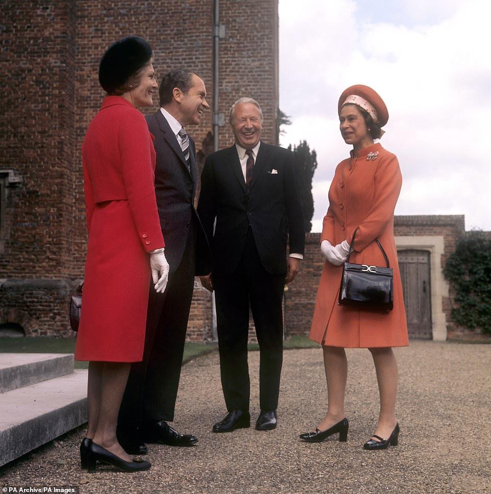 الملكة إليزابيث الثانية مع رئيس الوزراء إدوارد هيث والرئيس الأمريكي ريتشارد نيكسون وزوجته