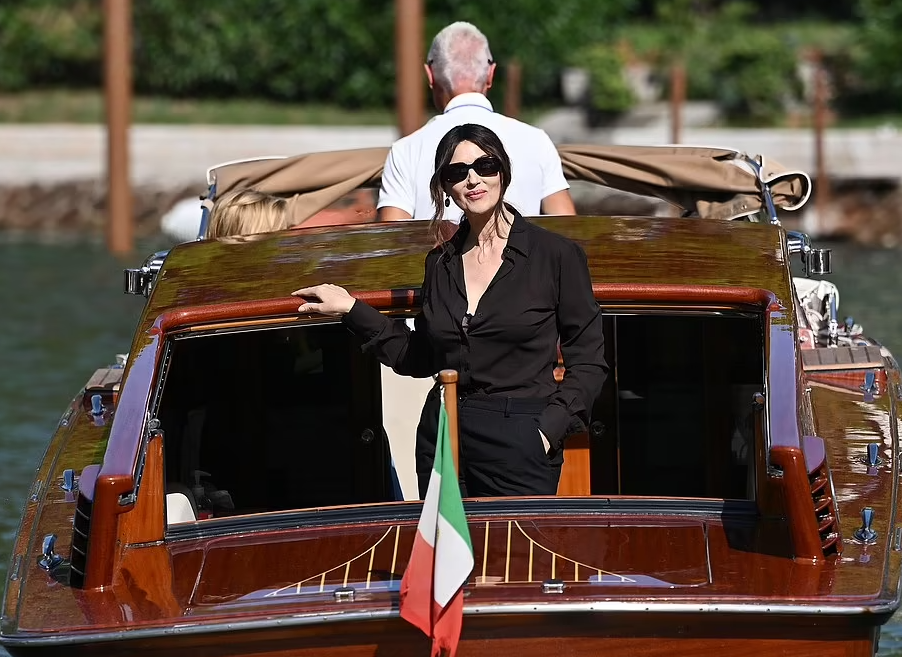 مونيكا بيلوتشى على القارب
