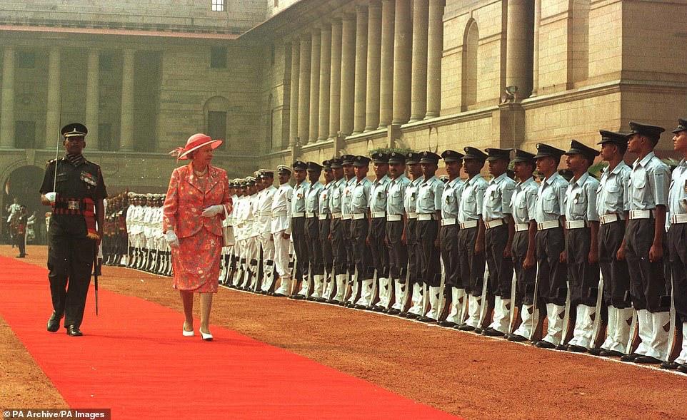 الملكة إليزابيث الثانية تتفقد حرس الشرف للقوات الهندية في راشتراباتي بهاوان (قصر نائب الملك والأمانة العامة سابقًا) في وسط نيودلهي  الهند في 13 أكتوبر