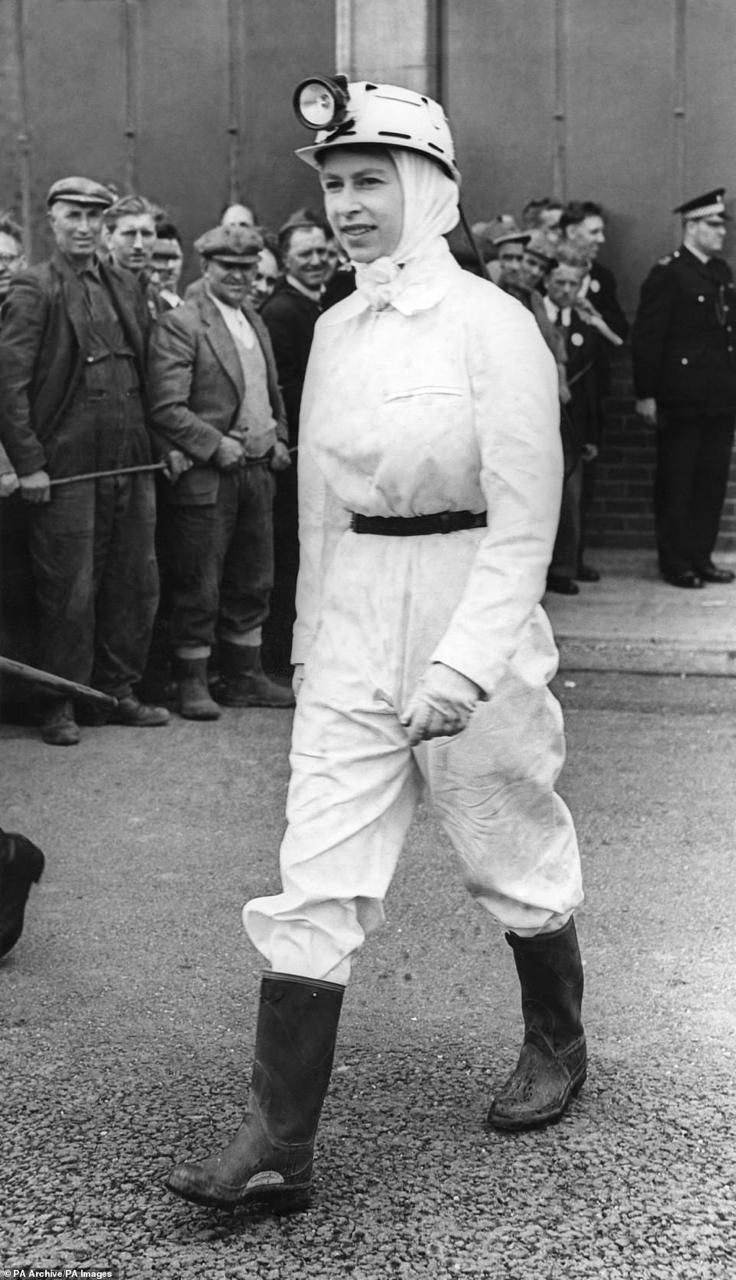 مرتدية ملابس المناجم الملكة ترتدي بدلة المرجل البيضاء ووشاحًا وخوذة أمان في زيارة إلى منجم الفحم في Rothes Colliery في فايف في 1 يوليو 1958