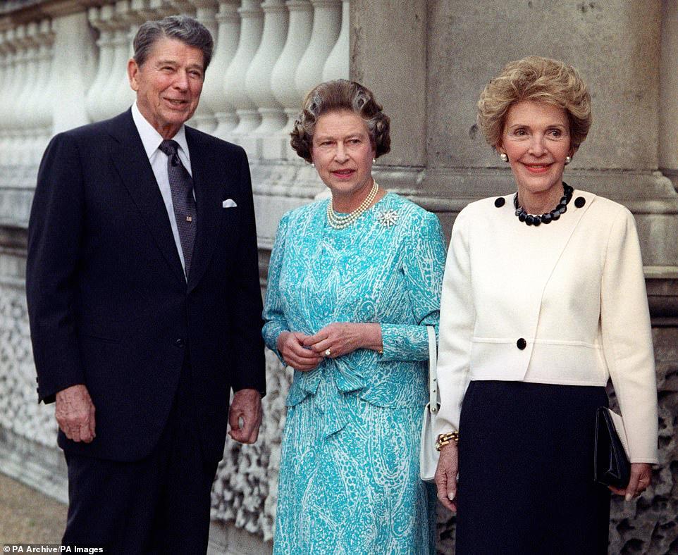 إليزابيث مع الرئيس الأمريكي رونالد ريجان وزوجته نانسي في قصر باكنجهام في لندن في 14 يونيو 1989.