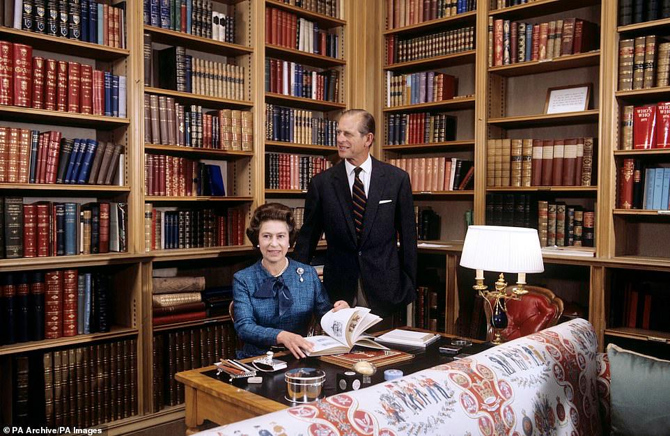 الملكة ودوق إدنبرة خلال إجازتهما الصيفية التقليدية في قلعة بالمورال في 26 سبتمبر 1976.