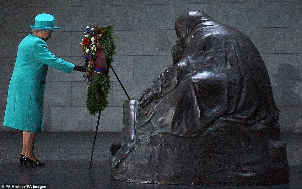 وضعت الملكة إكليلا من الزهور في نصب Neue Wache التذكاري ، وهو نصب تذكاري لضحايا الحرب والاستبداد في برلين في 2 نوفمبر 2004 ، في بداية زيارة الدولة التي اس