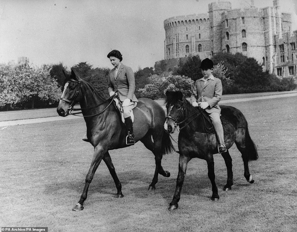 في صورة بتاريخ 18 مايو 1961 ، تظهر الملكة وهي تركب في قلعة وندسور مع الأمير الصغير تشارلز