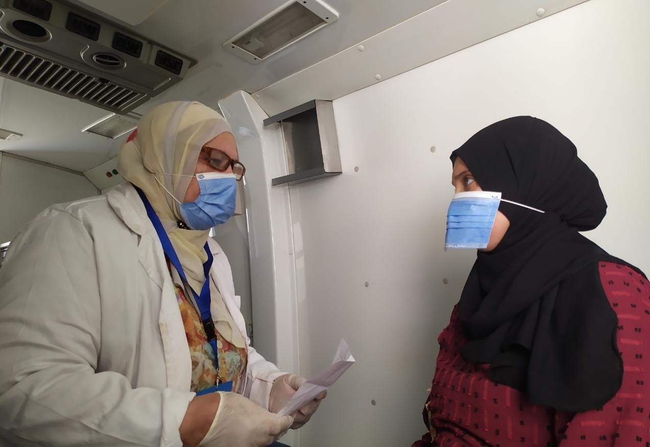 فحص سيدة بقافلة طبية بقرية حاجر بنى سليمان فحص سيدة بقافلة طبية بقرية حاجر بنى سليمان