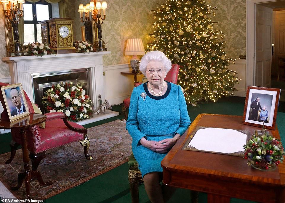 الملكة تجلس على مكتب في غرفة ريجنسي بعد تسجيل بث يوم عيد الميلاد إلى الكومنولث في قصر باكنجهام في 24 ديسمبر 2016