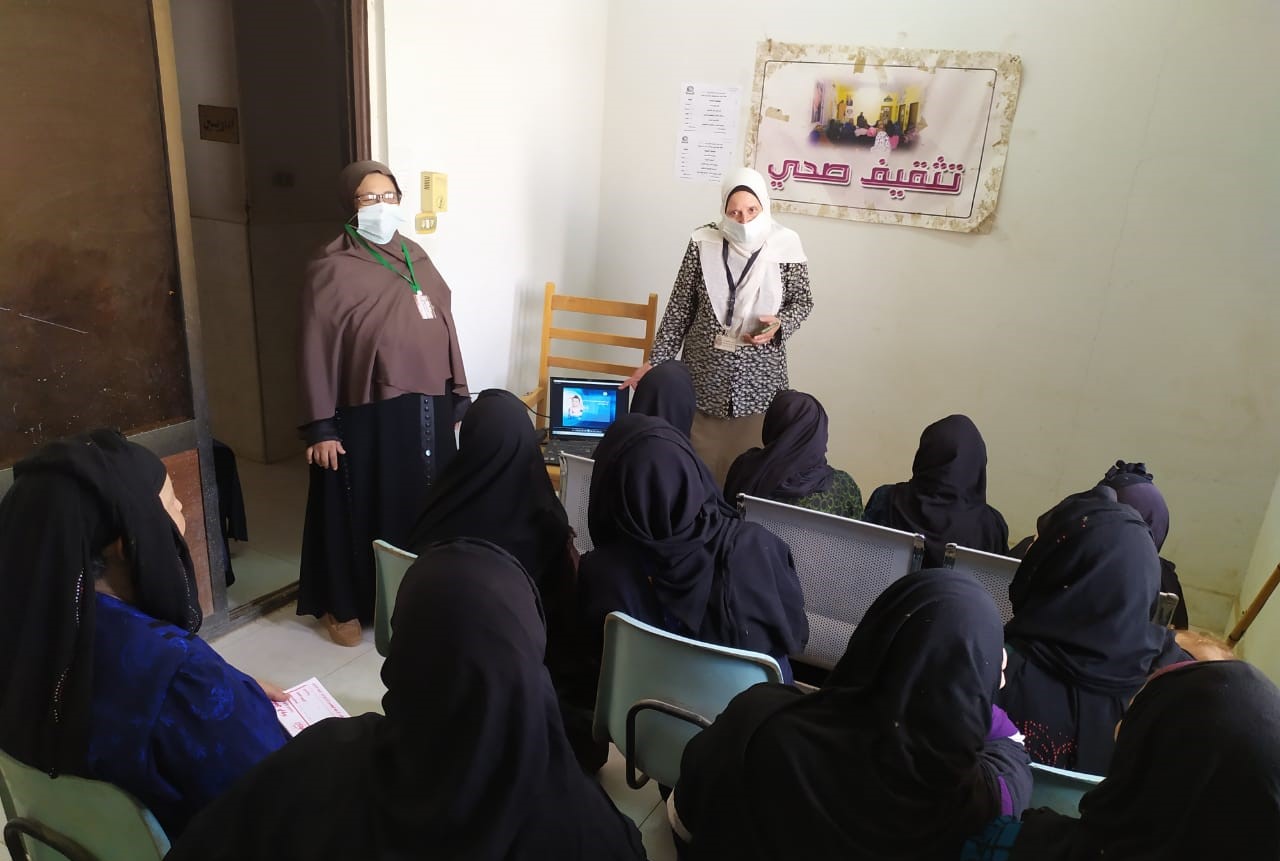 فحص السيدات فى قافلة طبية بقرية حاجر بنى سليمان فحص السيدات فى قافلة طبية بقرية حاجر بنى سليمان