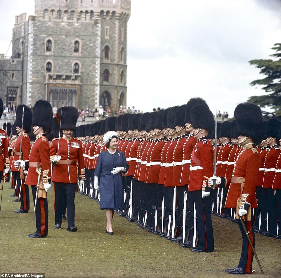 شوهدت الملكة ، التي كانت أيضًا قائدة للقوات المسلحة ، تتفقد الكتيبتين الأولى والثانية من حرس كولد ستريم ، في وندسور ، في 22 يونيو ، 1964