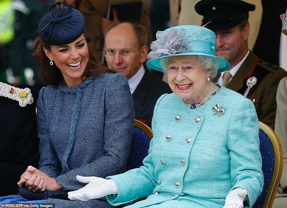 الملكة ودوقة كامبريدج يضحكان معًا أثناء مشاهدة حدث رياضي للأطفال في فيرنون بارك ، نوتنجهام