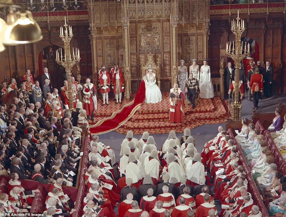 الاحتفال بعيد ميلاد الملكة في مجلس اللوردات أثناء افتتاح البرلمان في 21 أبريل 1966