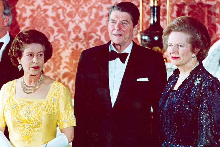 الملكة إليزابيث ورئيسة الحكومة البريطانية السابقة مارجريت تاتشر