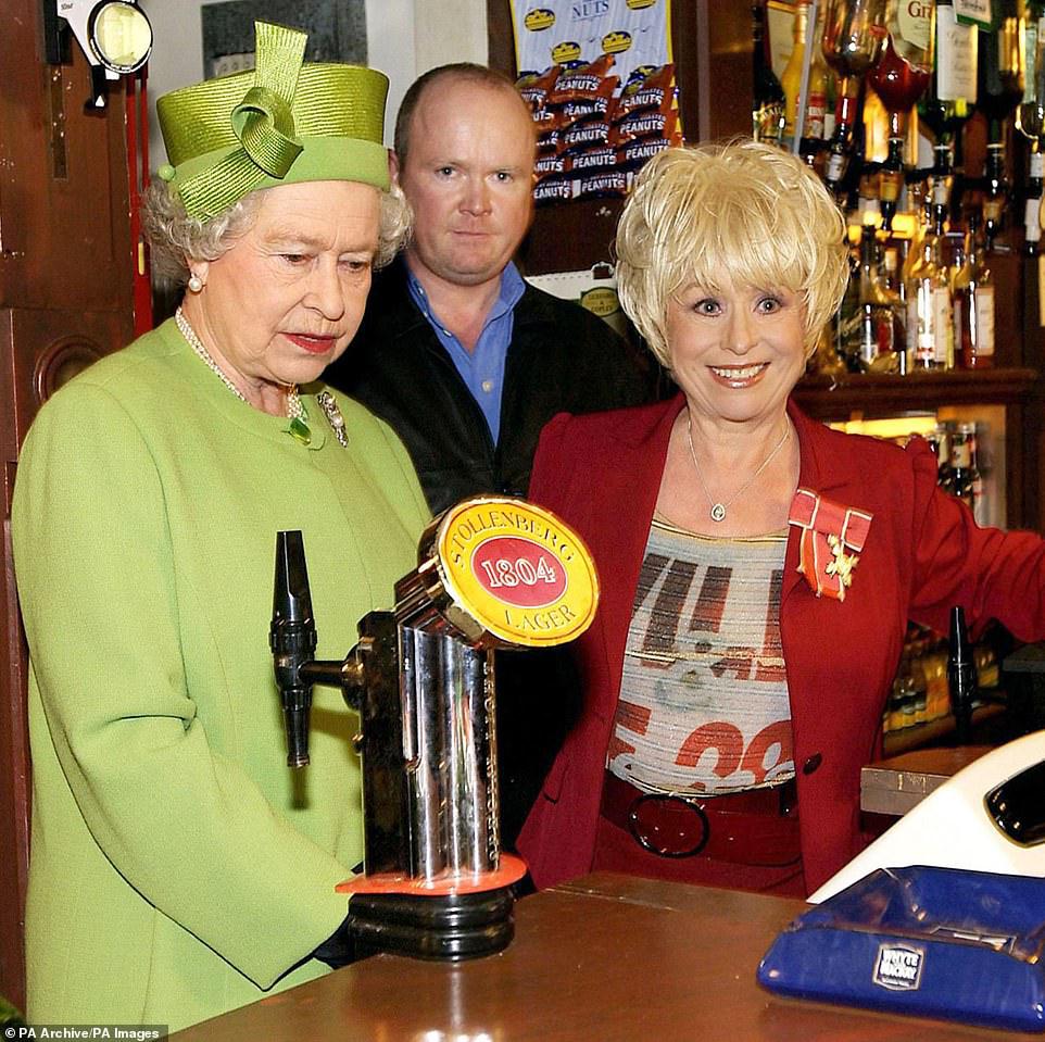 في 28 نوفمبر 2001 ، تم تصوير الملكة في حانة Queen Vic أثناء زيارتها لاستوديوهات Elstree حيث تم تصوير الصابون EastEnders